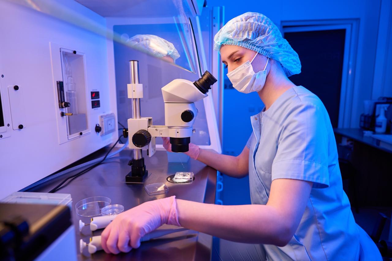 лікар-ембріолог